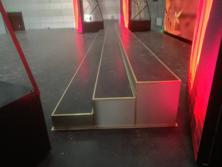升降臺階1